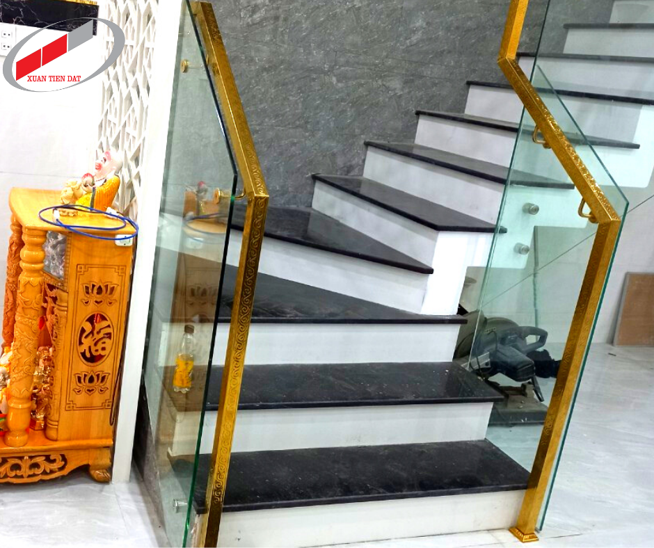 Lan can cầu thang Kính CT101