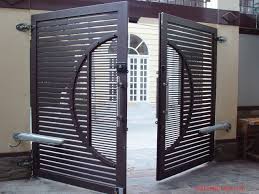 Cửa cổng C03