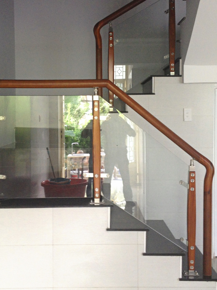 Lan can cầu thang Kính CT104